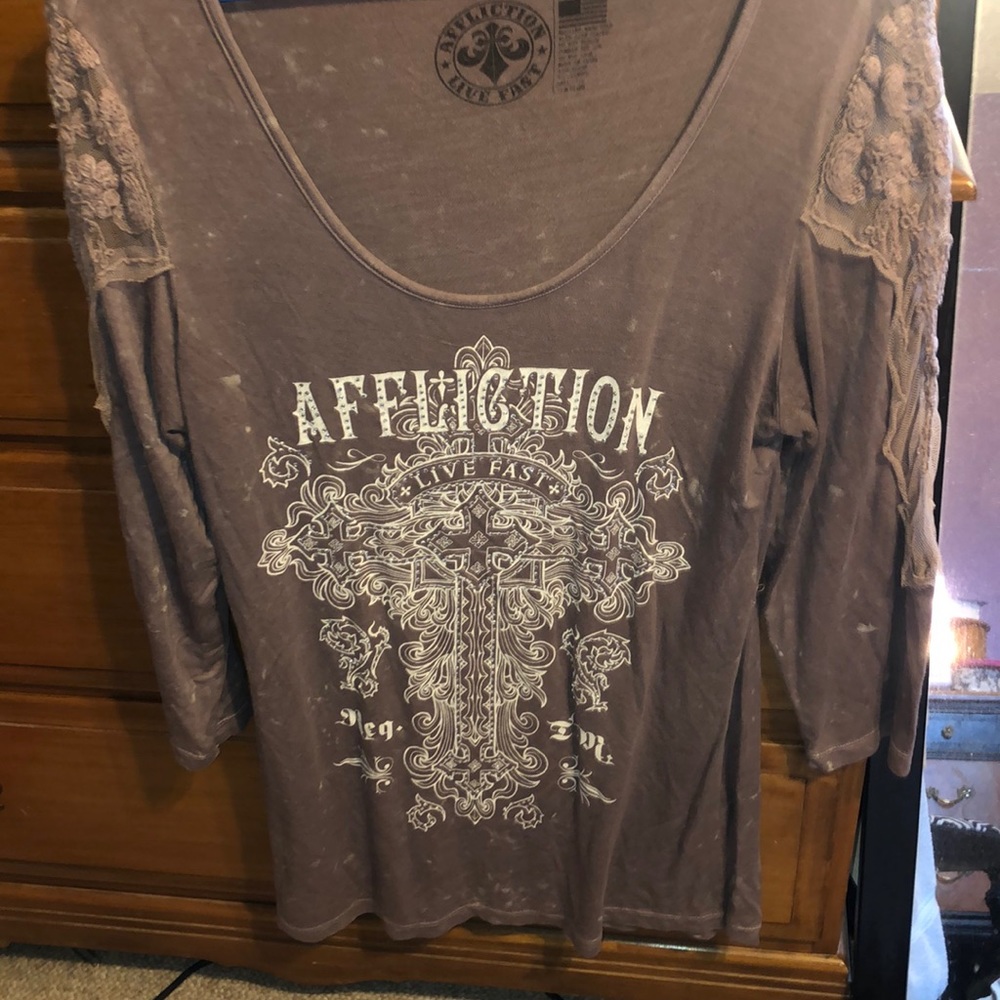 Quarter sleeve buckle shirt